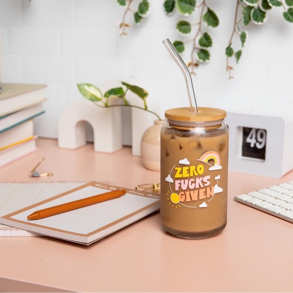 Glass cup with lid and straw - Picture 2 of 4